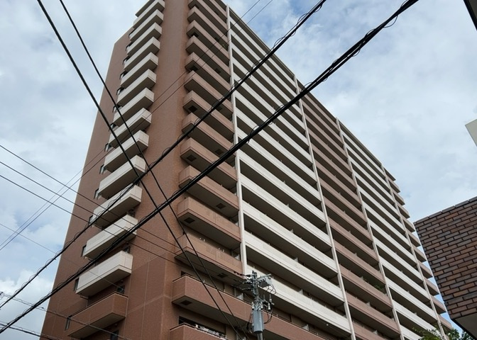 道幅が広い場所は日当たりや風通が良好です。幅が広いのですれ違いも可能ですし大きな車でも駐車可能！一方で、大型車が通ることも多くなるため交通量の増加により騒音に繋がります。また土地の値段が高くなります。