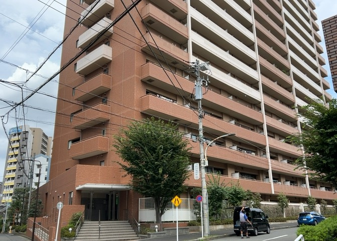 ＲＣ造、Reinforced　Concreteは直訳すると補強されたコンクリートです。主に柱や梁・床・壁が鉄筋とコンクリートで構成おり、鉄筋を組んだ型枠にコンクリートを流し込んで固めたものを指します。