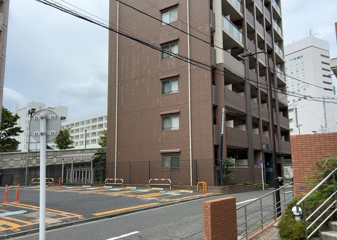 眺望を気にして物件を探す場合、前面に建物が建っていないか現地で確認しましょう！前面に建物があると景色はもちろん、日当たりや風通しにも影響が出てきます。住んだ時のことを想像しながら現地見学をしましょう。