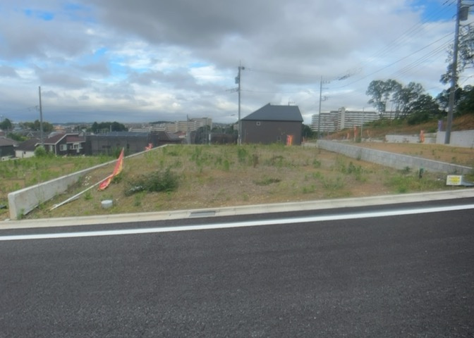 土地の面積＝住宅面積ではありません。建ぺい率の問題などで、土地のある場所によって住宅を建てられる面積は限られています。高さもしかり、「土地」という言葉の中には、建築条件も含まれると考えておきましょう。