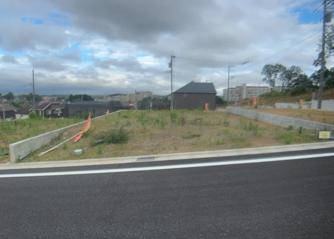 家を建てる場合、方位は要チェックです。現実的に日当たりのよい家ならばリビングは南側、建築基準法でも北側に当たる家への配慮は求められています。土地を見学に行く際は、方位磁針を持って行くようにしましょう。