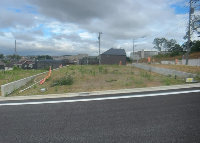 土地を買う際、住む地域の自治体や福祉の補助制度にも注目してみましょう。子供や老人の医療補助やゴミ出しのルールなど、自治体によってルールに大きな違いがあるため、暮らしやすい土地で判断するとよいでしょう。