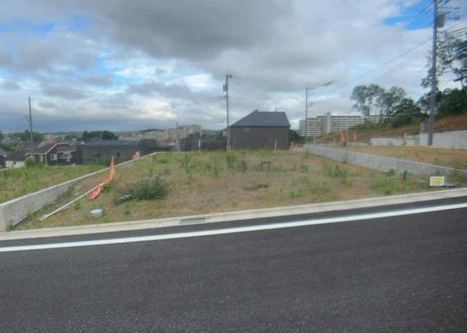 現地に行くなら、物件の周囲の地形がどうなっているかを見ることも大切です。周辺より低くなっている土地では、大雨などで水が集まりやすいため、地盤が弱くなっているということも考えられるため、注意が必要です。