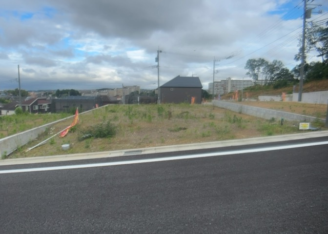 土地購入を検討されている場合、境界杭がない状態で購入してしまうと境界確定測量をする必要があり、費用がかかります。購入の前に、売主、隣土地所有者立ち合いのもと境界を確定し境界杭を設置するのがベストです。