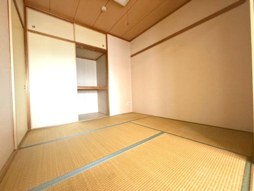 使い勝手の良いリビング隣の和室♪　明るく押入もあるのでたっぷり収納していただけます！