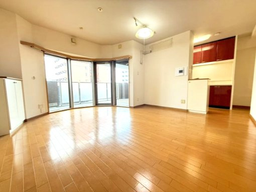 15帖のLDKはオシャレな丸壁♪　開放感がありゆったりお過ごしいただけます！　