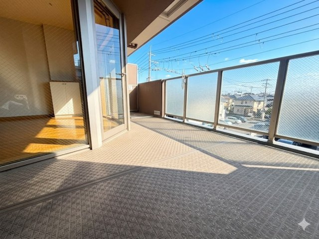 広く陽当たり良好な南向きバルコニー♪　便利なスロップシンクもあります！