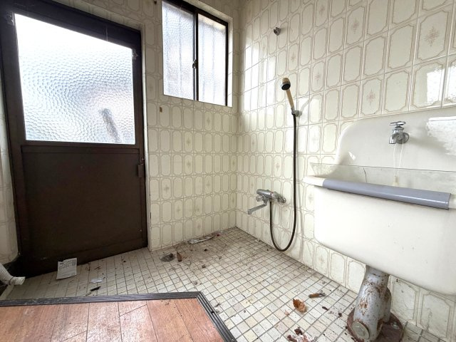 自然光が入る明るいシャワー室。日々の掃除もスムーズです。