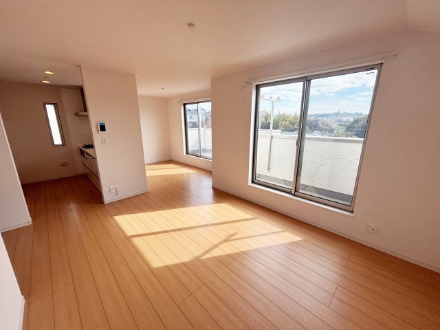 21.5帖のリビングで広々とした空間となっております