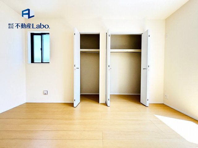 ●C号棟洋室●　ゲストルーム、書斎、趣味部屋、子供部屋など多用途に使用できる居室♪フローリングと白い壁紙のため家具や装飾のテイストを選ばないため、幅広く対応できます♪