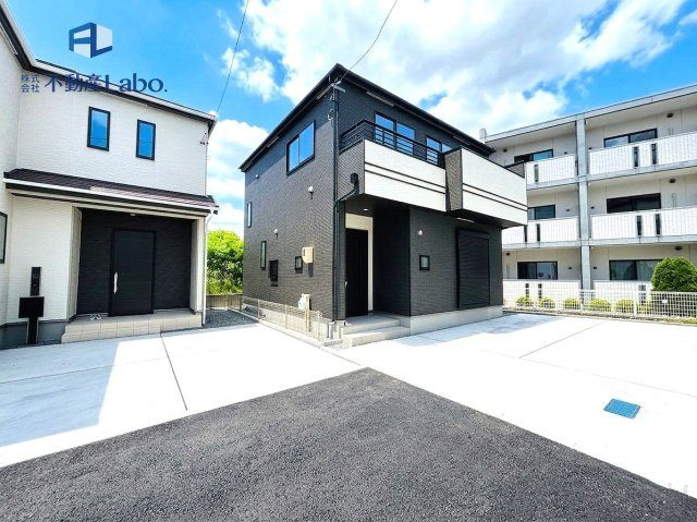 ●C号棟外観●　全区画2台以上駐車可能♪　並列駐車のため、車の出し入れが楽々♪