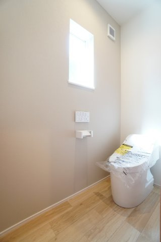 タンクレスタイプのトイレで見た目スッキリ♪清潔感もあります。
