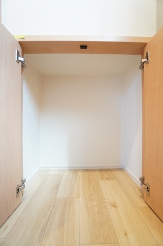 1階トイレ収納。生活感が出にくく、清潔感のある空間になります。