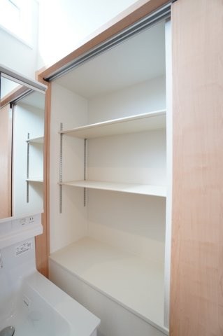 洗面所扉裏収納。生活感の出やすい物を扉裏に収納すれば、見た目がスッキリします♪