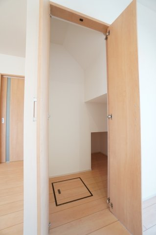 リビング収納。掃除用具などを収納するのに便利です♪