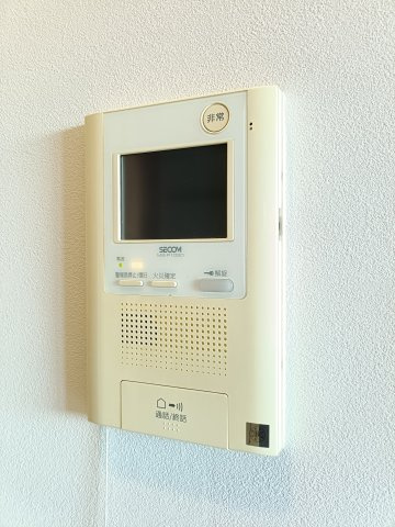 【TVモニター付きインタ－フォン】　訪問者の顔を見ることができるので、安心してドアを開けられます。