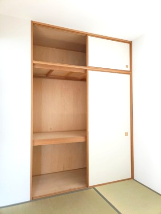【和室約4.5帖　収納】　収納も備わり、暮らしやすい空間がデザインされています。