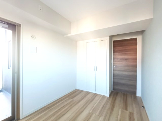 【洋室約5.3帖】　バルコニーに面した明るいお部屋です。陽気に楽しみ、やすらぐ室内。