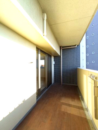 【バルコニー】　お天気のいい日はお外で洗濯物を干していただけます。