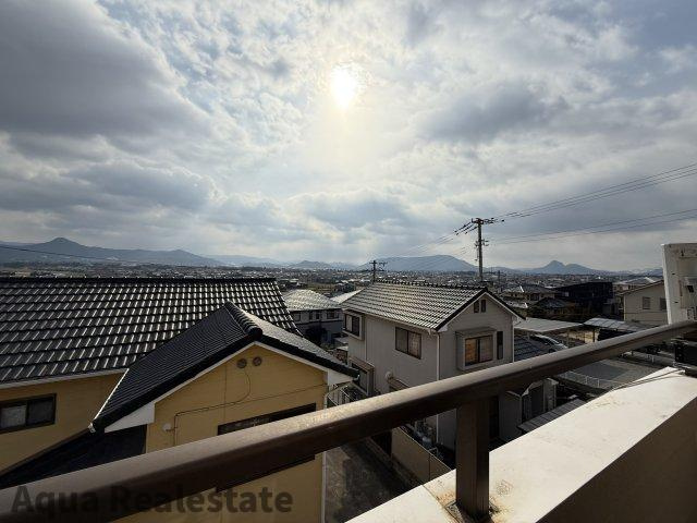 外からの目が気にならないバルコニーで洗濯物が干せます