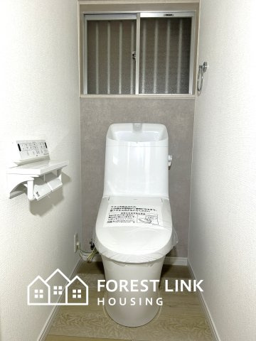 窓付きのトイレ。換気もしやすく、毎日を気持ちよくスタートできる清潔感あふれる空間です。　