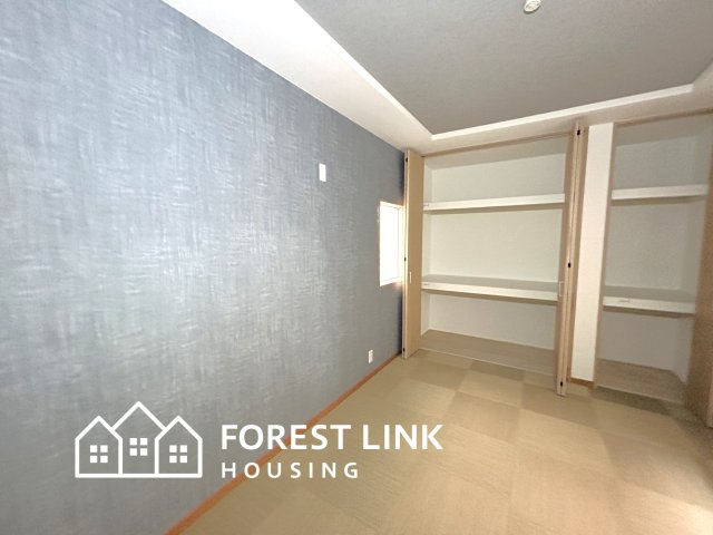 一面のアクセントクロスが落ち着きある空間を演出し、ゆったりとくろげる寝室に。　