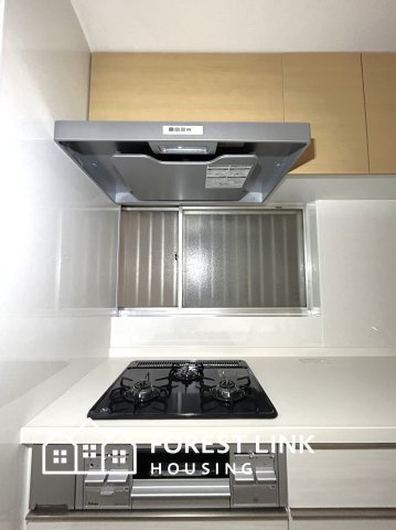 油汚れがつきにくいフラットな構造は、忙しい毎日の「お掃除」を驚くほど楽にします。　