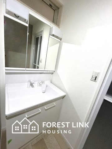 三面鏡裏の隠す収納で散らかりがちな小物もスッキリ収まります。　