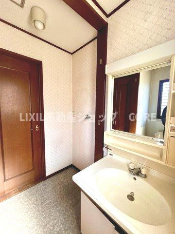 落ち着いた空間を演出するカラーと、ゆったり落ち着いてお使い頂ける広さが魅力のパウダールーム。