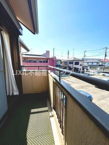 バルコニーは風通しが良く、日中は日当たりも良好です。洗濯物やお布団をたくさん干せます。