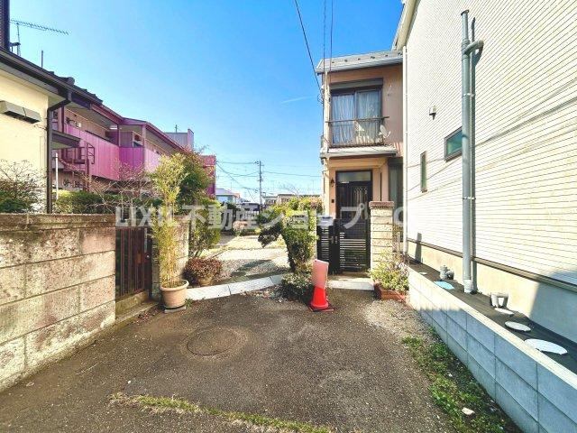 ゆったりとした駐車スペースを確保いたしましたので、大きめのお車でも駐車可能です。