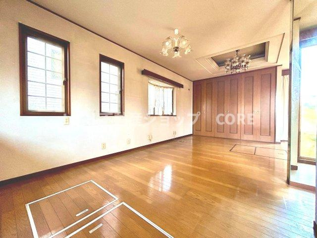 家具の配置がしやすい広さを確保しつつ、窓が多い設計は色々な角度から光が取り込める間取りです。