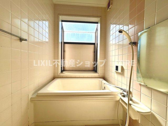 気持ちの良い光と爽やかな風をたっぷりと取りこめる開閉式の窓も設置しています。