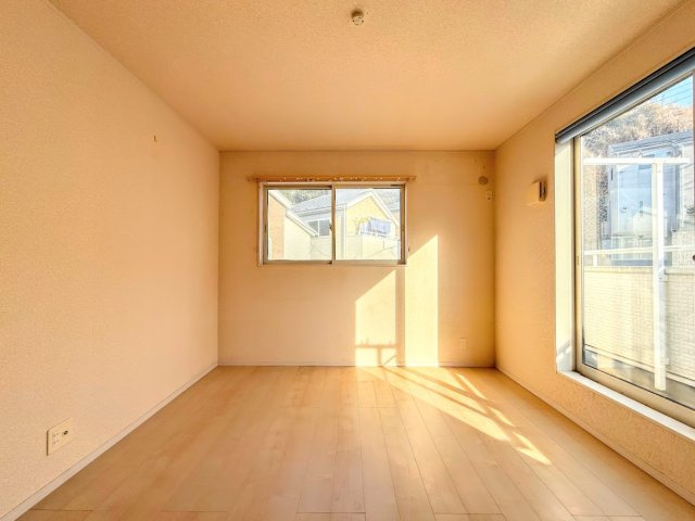 ◆室内はいつも明るい印象なので気持ちの良い朝を迎えられます。各部屋にはクローゼットを完備しており、収納が多いお家はすっきりして快適空間です。　