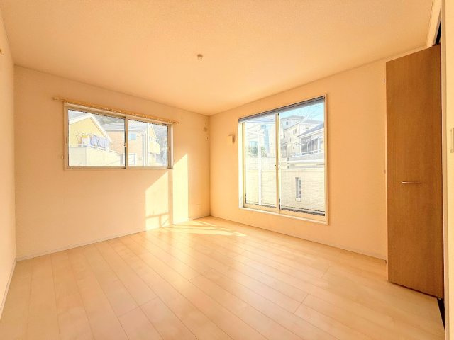 ◆気持ちの良い風が室内へ入り込む居室。家具を配置しても広々ご利用いただけます！！　