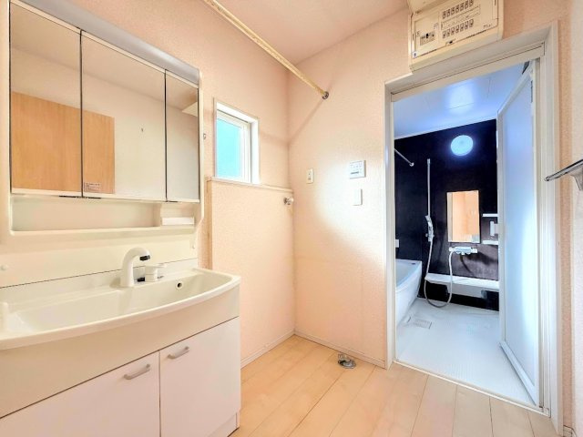 ◆毎日使う場所だから、機能的で使いやすさに配慮したパウダールーム。すっきりと使えるように収納も豊富にご用意しています。　