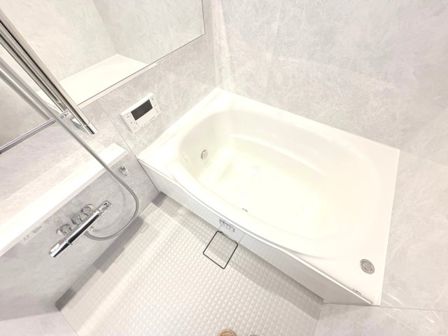 【浴室】　ゆったりとした広さの浴槽で、心身ともにリラックスできるバスタイムを楽しめます。