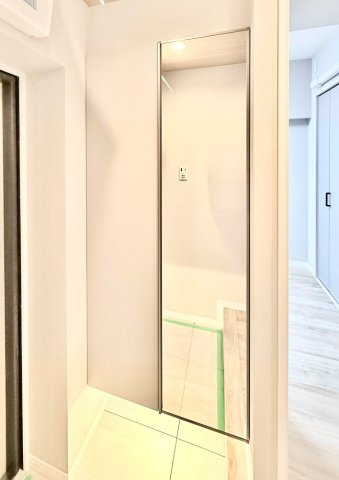 【玄関収納】　姿見付きの玄関収納を備えています。お出かけ前に身支度のチェックができます。