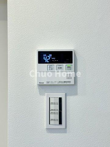 【給湯リモコン】外での一日を忘れさせてくれるオートバス機能でお好みの湯量・温度に調整された浴槽。