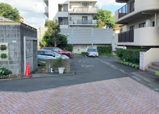 敷地内に確保された平置きタイプの駐車場エリアです。車高のある車種をお持ちの方でも安心して駐車できるのが魅力。敷地内にあるため、お買い物後の荷物の搬入もスムーズに行える便利な環境が整っています。