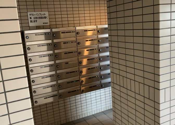 1階エントランス近くに設置された集合郵便受けです。毎日の新聞や郵便物の取り出しがスムーズに行える動線上に配置されています。定期的な清掃が実施されており、周囲も含め非常に綺麗な状態が保たれています。