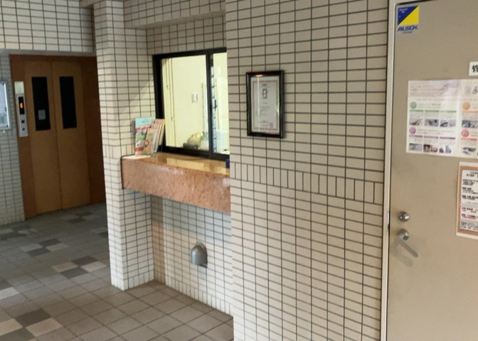 エントランス部分にある管理員室スペースです。本物件は巡回管理となっており、定期的に共用部分の清掃や設備点検が実施されています。管理体制がしっかり維持されているため、安心して暮らせる住環境です。