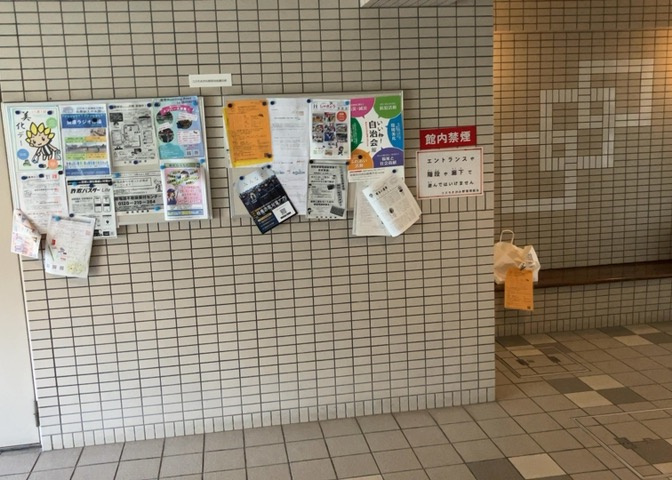 明るく広々としたエントランスロビーの様子です。掃除が行き届いた清潔なタイル床が印象的で、エレベーターへ向かう動線もスムーズ。住まう方を毎日気持ちよく迎えてくれる開放感のある共有スペースです。