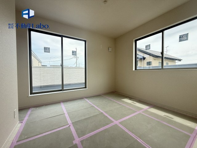 ●洋室●　ゲストルーム、書斎、趣味部屋、子供部屋など多用途に使用できる居室♪フローリングと白い壁紙のため家具や装飾のテイストを選ばないため、幅広く対応できます♪