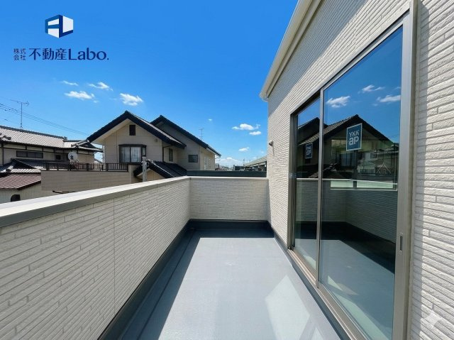 ●バルコニー●　可動式の物干し金物が付いており、使用しない際は収納できます♪お洗濯には十分なスペース♪