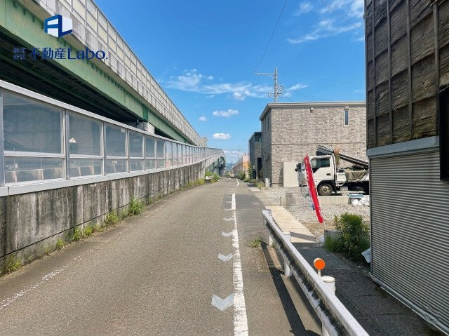 前面道路を含む現地写真です♪　交通量や周辺環境など、ぜひ現地でご確認ください♪