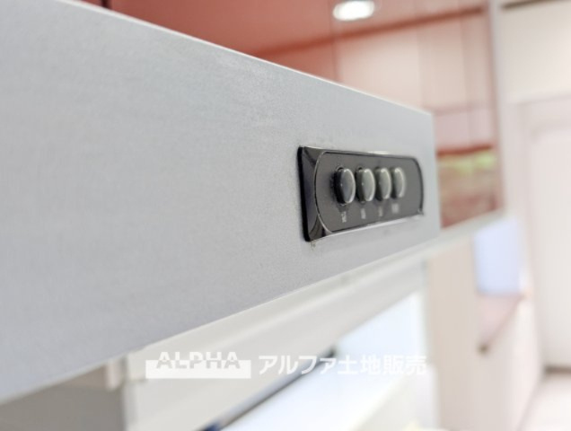【Low-Profile　Range　Hood】　◆スリムレンジフード◆静かに心地よく空気を整えるリファインド設計。油汚れも付きにくく、お手入れも簡単。清潔で美しいキッチン空間を保ちます。