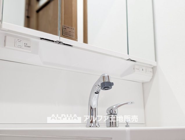 【Wash　basin】　◆洗面台◆人工大理石TOPの洗面ボウルサイドはゆったりとしたスペースが設けられ、フレグランスなどを置いたりするのに便利なパ洗面化粧台。