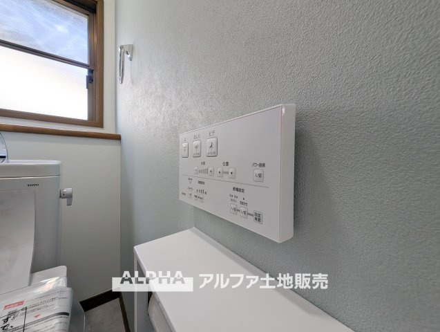 【Warm　water　flush　toilet】　◆温水洗浄便座付きトイレ◆お掃除も楽々。快適に過ごすためには今や欠かせない設備の一つです。壁掛けリモコンで使いやすくいつでも清潔に保てます。