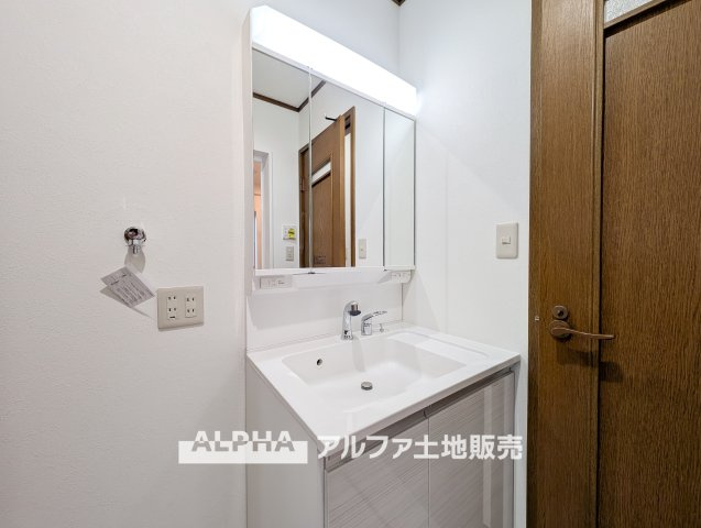 【trifold　mirror】　◆三面鏡◆身支度には、歯ブラシ・コップ・ドライヤー・化粧品類など様々な小物を使用するので散らかってしまいがち。鏡の裏収納で収納して生活感を隠しスタイリッシュな空間に。